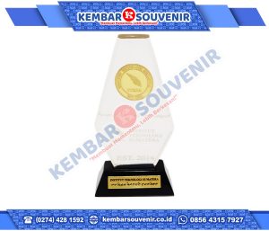 Souvenir Dari Akrilik Akademi Farmasi Muhammadiyah Kabupaten Kuningan