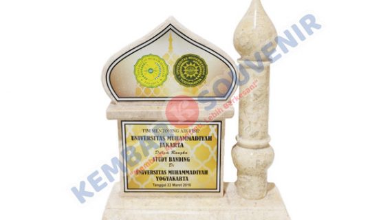 Contoh Trophy Akrilik Politeknik Negeri Samarinda
