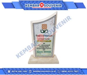 Contoh Trophy Akrilik Politeknik Negeri Samarinda